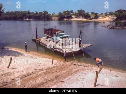 ÉTAT D'APURE, VENEZUELA - camion sur la rivière ferry tiré à la main à travers la rivière Cano la Pica. Banque D'Images