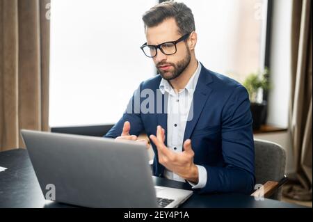 Portrait de confiant sérieux strict concentré pensif qualifié, intelligent auto-assuré chef d'une société vêtue de costume formel pensant rêver planification d'analyse imaginant le démarrage de stratégie Banque D'Images