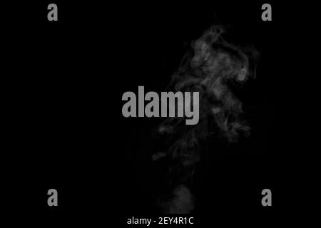 Fumée blanche isolée sur fond noir. Image fumée. Banque D'Images