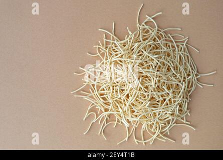 Nouilles aux œufs fines pour bouillon sur fond léger Banque D'Images