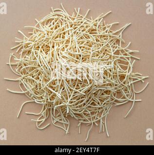 Nouilles aux œufs fines pour bouillon sur fond léger Banque D'Images