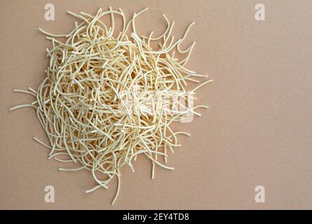 Nouilles aux œufs fines pour bouillon sur fond léger Banque D'Images