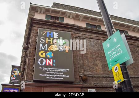 Le panneau « The Show must Go » au Prince Edward Theatre de Soho, en soutien à l'industrie du théâtre pendant le confinement du coronavirus. Londres, Royaume-Uni 5 mars 2021. Banque D'Images