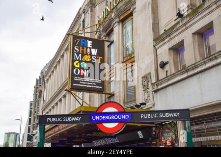 Panneau « The Show must Go » au Dominion Theatre pour soutenir l'industrie du théâtre pendant le confinement du coronavirus. Londres, Royaume-Uni 5 mars 2021. Banque D'Images