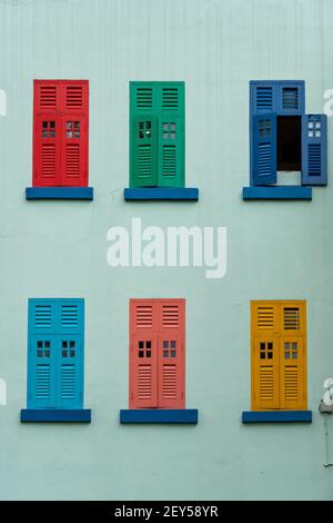Mur de bâtiment avec fenêtres multicolores. Tir vertical Banque D'Images