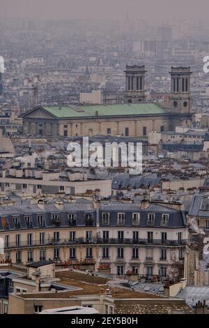 Vue aérienne des toits de Paris France sur un jour nuageux Banque D'Images