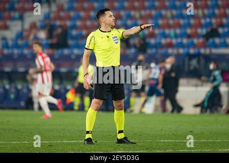 Valence, Espagne. 04e mars 2021. Gil Manzano arbitre en action pendant le match de deuxième finale de la demi-finale espagnole de Copa del Rey entre Levante UD et Athletic Bilbao Club à Ciutat de Valencia . (Score final; Levante UD 1:2 Athletic Bilbao Club) crédit: SOPA Images Limited/Alay Live News Banque D'Images