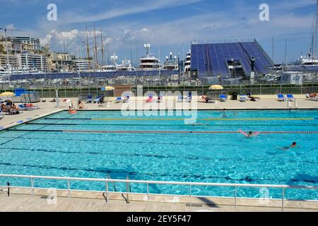 Monaco, Principauté de Monaco - 15 mai 2017 : une piscine extérieure au bord de la mer à Monaco Banque D'Images