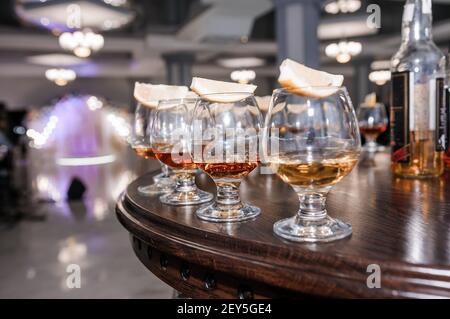 Verre au cognac et une tranche de citron. Buffet de mariage Banque D'Images