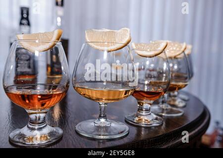 Verre au cognac et une tranche de citron. Buffet de mariage Banque D'Images