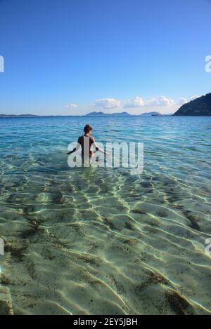 Jeune femme dans une plage paradisiaque de Majorque Banque D'Images