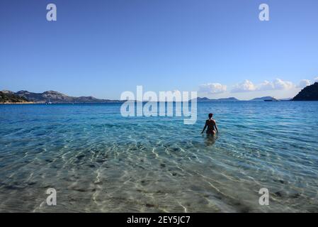 Jeune femme dans une plage paradisiaque de Majorque Banque D'Images