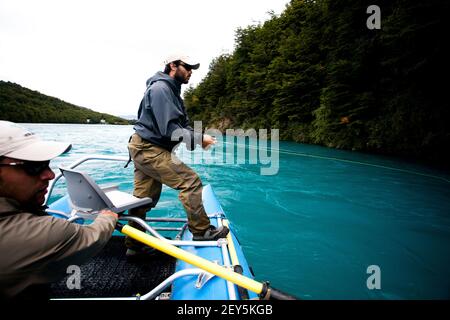 Deux pêcheurs flottent sur le Rio Baker, dans le sud du Chili, dans une région appelée Patagonie. Banque D'Images