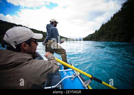 Deux pêcheurs flottent sur le Rio Baker, dans le sud du Chili, dans une région appelée Patagonie. Banque D'Images