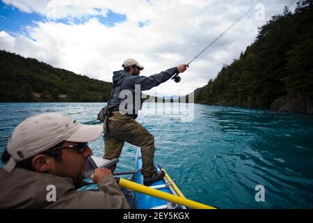 Deux pêcheurs flottent sur le Rio Baker, dans le sud du Chili, dans une région appelée Patagonie. Banque D'Images