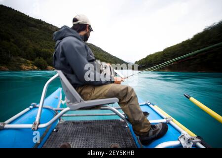 Deux pêcheurs flottent sur le Rio Baker, dans le sud du Chili, dans une région appelée Patagonie. Banque D'Images