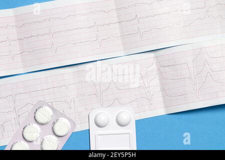 Cardiogramme ECG et pilules pour maladies cardiaques et vasculaires en cardiologie. Arythmie, infarctus du myocarde et douleur cardiaque et traitement des maladies Banque D'Images