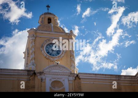 L'horloge historique de l'emblématique arche de Santa Catalina Antigua Guatemala Banque D'Images