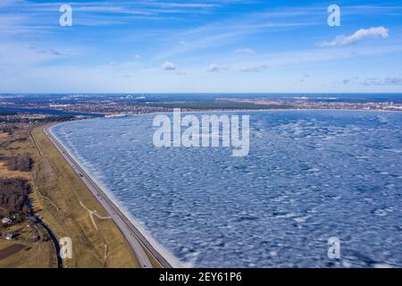 Vue aérienne en hiver de l'énorme barrage en Lettonie près de la ville de Salaspils et Riga. Banque D'Images
