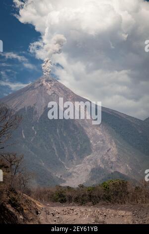 Le volcan Fuego (feu) émet un nouveau panache de cendres quelques mois après l'éruption dévastatrice de juin 2018. Banque D'Images