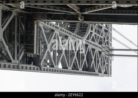 Regardez de près la hauteur du pont George Washington AS il apparaît contre un ciel nuageux Banque D'Images