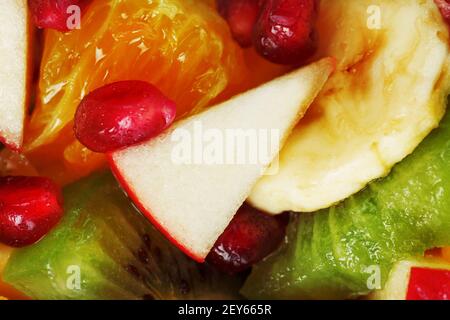 Morceaux de fruits raznfh gros plan en plein écran, salade de fruits. Tranches de fruits frais et sains pour une alimentation saine. Banque D'Images