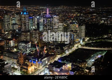 La vue de Melbourne la nuit depuis la zone d'observation Eureka Skydeck de la Tour Eureka sur la rive sud à Melbourne, Victoria, Australie Banque D'Images