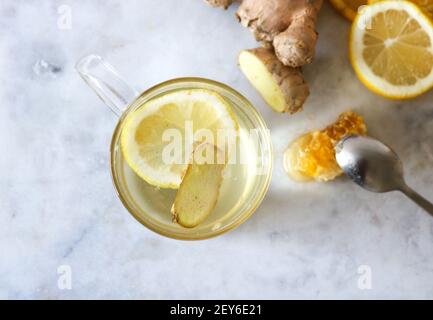 Thé chaud au citron et au gingembre avec du miel, un grand stimulant du système immunitaire et un remède naturel au froid Banque D'Images