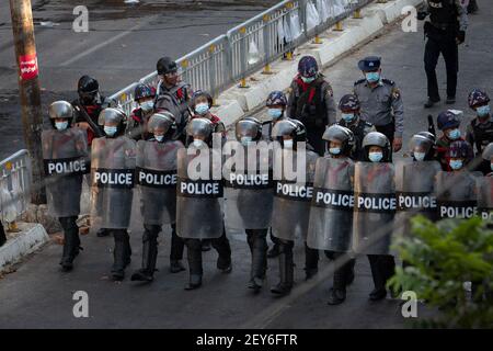 Yangon, Myanmar. 05e mars 2021. La police anti-émeute patrouille dans les rues de Yangon alors qu'elle crie des citoyens vivant dans un appartement pour rentrer dans la maison pendant la manifestation.l'armée du Myanmar a détenu le conseiller d'État du Myanmar Aung San Suu Kyi le 01 février, 2021 et a déclaré l'état d'urgence tout en prenant le pouvoir dans le pays pendant un an après avoir perdu l'élection contre la Ligue nationale pour la démocratie (NLD). Crédit : SOPA Images Limited/Alamy Live News Banque D'Images