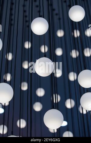 lustre moderne avec plafonds sphériques Banque D'Images