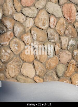 pierres ou pierres de forme curieuse piecées et cimentées ensemble pour la maison de soutien extérieur roches murales s'adaptant ensemble comme des pièces de puzzle par maçon ou de maçonnerie Banque D'Images
