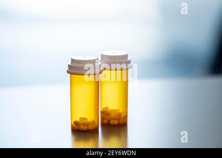 Les flacons de pilules sont placés sur un comptoir de pharmacie. Banque D'Images