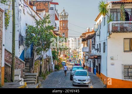 Rue et église notre Dame de Guadalupe dans la ville de Puerto Vallarta, station balnéaire mexicaine sur la Bahía de Banderas de l'océan Pacifique, Jalisco, Mexique Banque D'Images