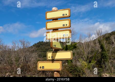 Sentier directionnel en bois se connecter à la montagne avec différents sentiers de randonnée à Santa Ana la Real, Huelva, Espagne Banque D'Images