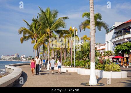 Touristes mexicains marchant le long de la Malecón, esplanade dans la ville de Puerto Vallarta, station balnéaire sur la Bahía de Banderas de l'océan Pacifique, Jalisco, Mexique Banque D'Images