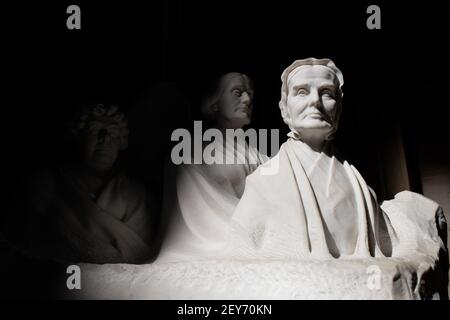 Washington, États-Unis. 05e mars 2021. Un monument aux victimes de femmes Elizabeth Cady Stanton, Susan B. Anthony et Lucretia Mott (de gauche à droite) est illuminé par la lumière du soleil dans la rotonde du Capitole des États-Unis, à Washington, DC, le vendredi 5 mars, 2021. Après une lecture nocturne du projet de loi d'allégement de la COVID de 628 pages, 1.9 billions de dollars, des votes sont attendus aujourd'hui sur les amendements proposés avant un vote final au Sénat demain. (Graeme Sloan/Sipa USA) Credit: SIPA USA/Alay Live News Banque D'Images