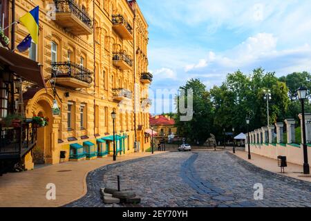 Kiev, Ukraine - 28 juillet 2018: Andriyivskyy Descent (littéralement: Andrew's Descent) est une descente historique reliant le quartier de la haute ville de Kiev et Banque D'Images