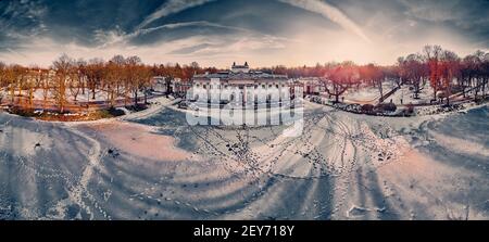 Belle vue panoramique de drone aérienne du Palais sur l'île (polonais: Palac Na Wyspie), également connu sous le nom de Palais des bains (polonais: Palac Lazienkowski), est Banque D'Images