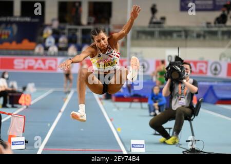 Nafissatou Nafi Thiam en action pendant le long saut de l'épreuve féminine de pentathlon des Championnats d'intérieur d'athlétisme européens, in Banque D'Images