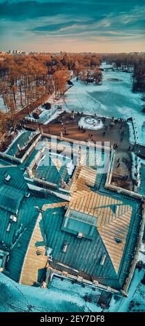 Belle vue panoramique de drone aérienne du Palais sur l'île (polonais: Palac Na Wyspie), également connu sous le nom de Palais des bains (polonais: Palac Lazienkowski), est Banque D'Images