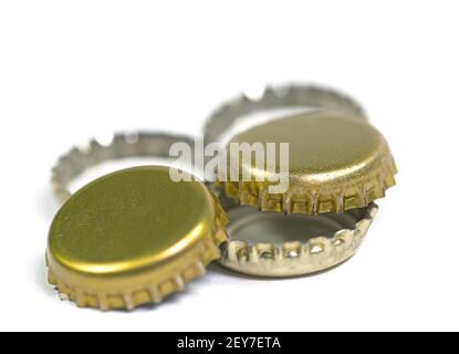 Des capsules de bouteille isolé sur fond blanc Banque D'Images