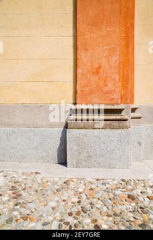 Ancienne colonne orange dans le pays d'europe italie Banque D'Images