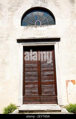 Vieille porte en italie ancien bois et clou Banque D'Images