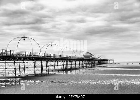 Image monochrome de la longue jetée de Southport, la deuxième plus longue en Grande-Bretagne, vue en mars 2021 pendant la pandémie de Covid. Banque D'Images