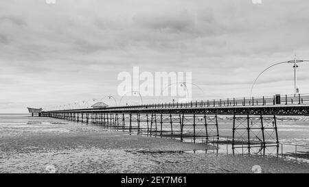 Southport Pier capturé en noir et blanc. C'est le deuxième plus long en Grande-Bretagne et il a été capturé en mars 2021 pendant la pandémie de Covid. Banque D'Images