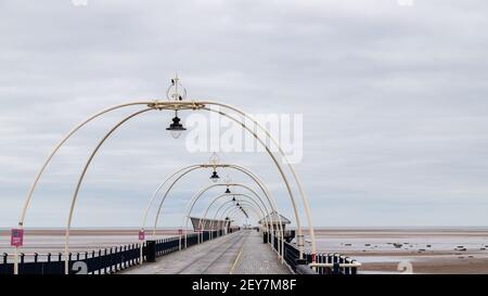 Jetée désertée de Southport à Merseyside capturée en mars 2021 pendant la pandémie de Covid. Banque D'Images