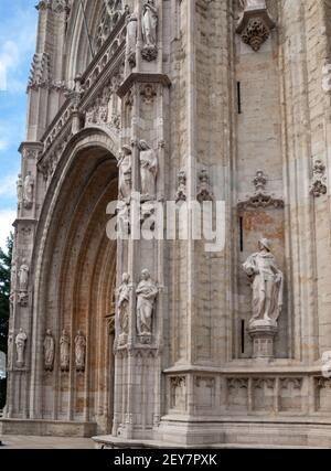 Notre Dame du Sablon entrée de l'église statues Banque D'Images