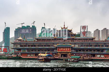 Hong Kong, Chine - 12 mai 2010 : port d'Aberdeen. Vue panoramique montrant tout le restaurant de poissons flottant Jumbo sous un ciel argenté avec des bâtiments élevés u Banque D'Images