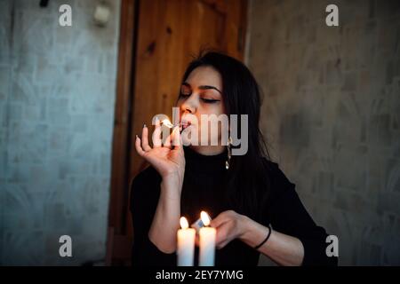 une fille de fortune teller allume des bougies pour prédire l'avenir. rituel mystique de la communication avec les esprits Banque D'Images