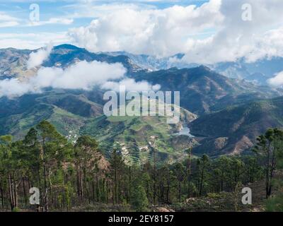 Vue panoramique depuis le sommet du parc naturel de Tamadaba avec des collines verdoyantes, des montagnes forestières et un lac de barrage. Gran Canaria, Îles Canaries, Espagne Banque D'Images